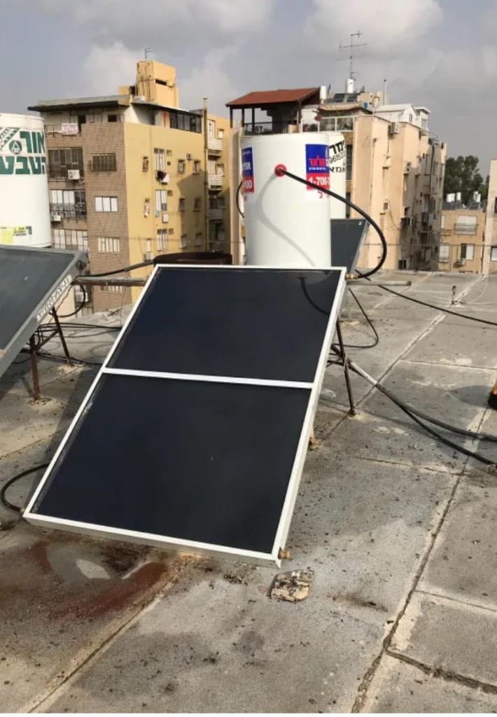 קולטי שמש ודוד מים על גג בניין אחרי טיפול