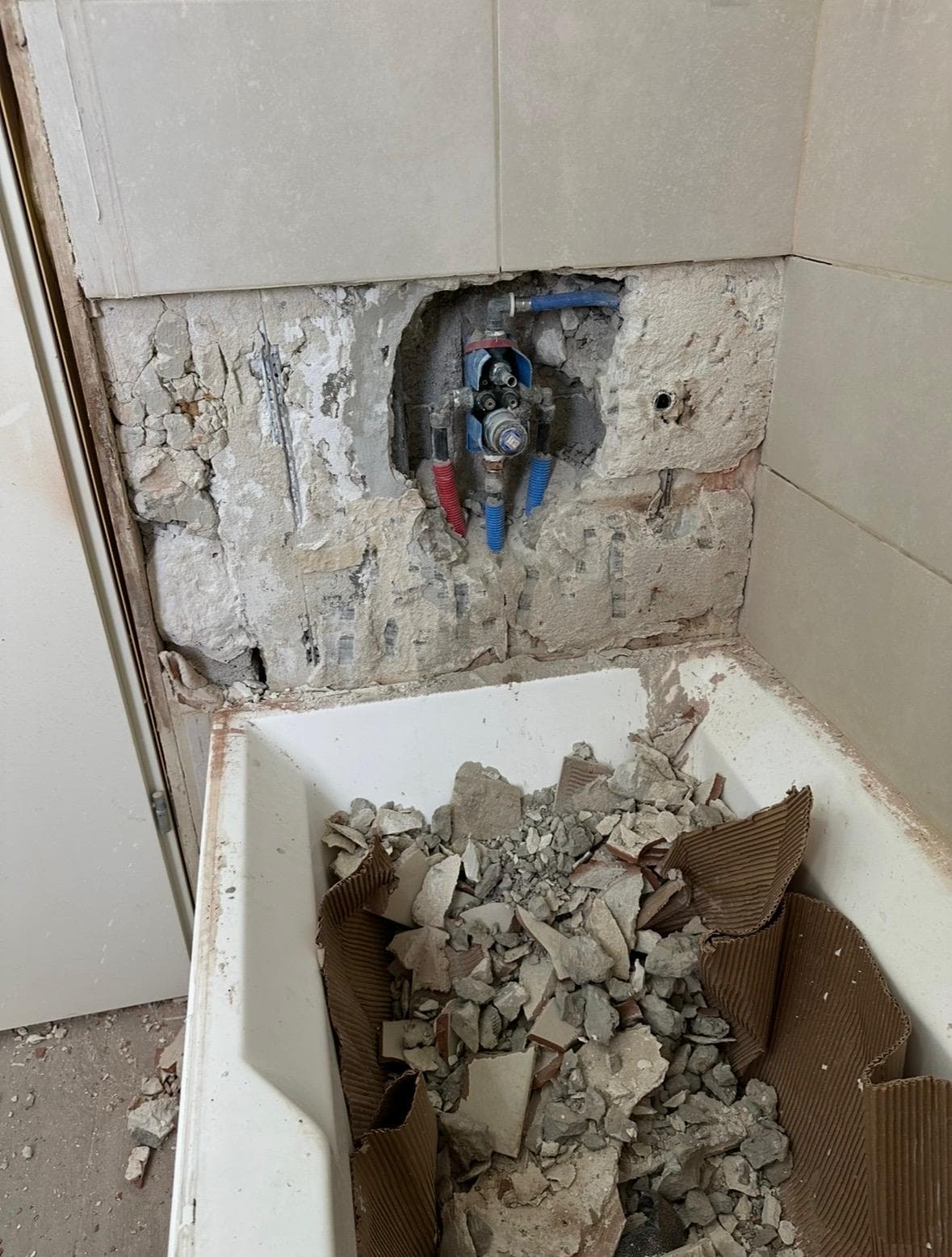 אינטרפוץ חדש בקיר מקלחת פתוח